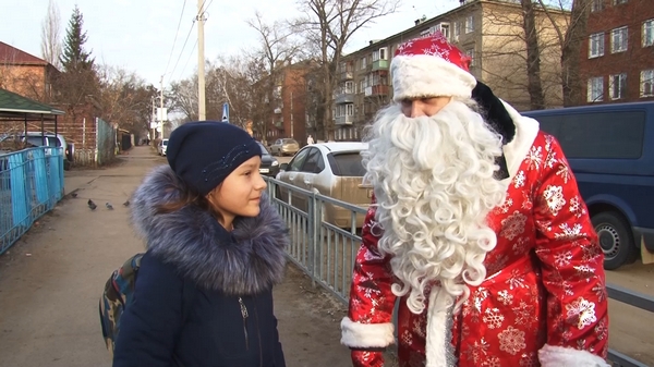 В Котовске полицейский Дед Мороз проверил знания правил дорожного движения у детей