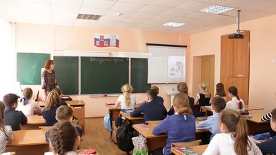 12 апреля в России отмечают День космонавтики.  В средней общеобразовательной школе классный час посвятили первому полету человека в космос