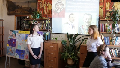 Выставка к Дню космонавтики в школьной библиотеке
