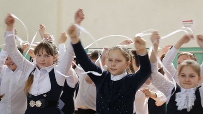 «Белая ленточка» в руках школьника, как символ мирной жизни.  Средняя общеобразовательная школа Котовска присоединилась к флешмобу «Мы – единое целое»