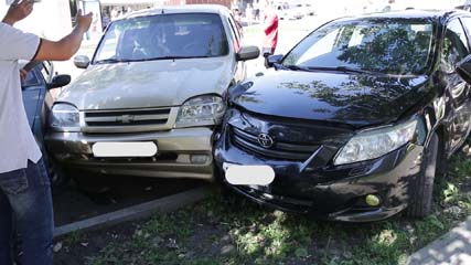 ДТП, в разгаре дня. Авария с участием четырёх автомобилей произошла на перекрёстке улицы Октябрьской и проспекта Труда. Есть пострадавшие