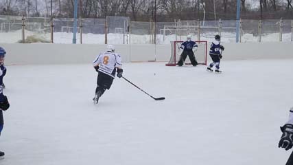 В хоккей играют настоящие мужчины. День зимних видов спорта завершился баталиями на льду