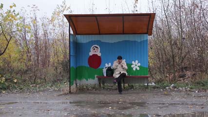 В Котовске по просьбе жителей восстановили разрушенный остановочный павильон
