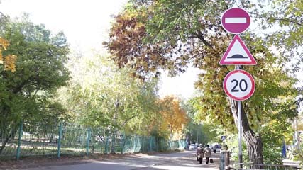 Внимание, знак «кирпич». Движение по дороге у школы №3 и детского сада №17 теперь одностороннее