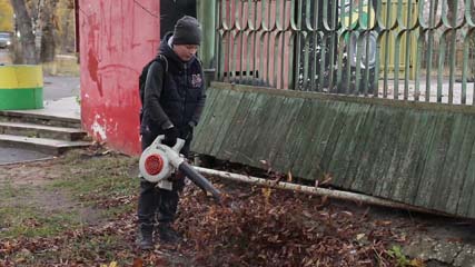 Воспитанники котовского  картинг-клуба провели уборку городского парка