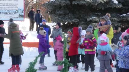«Зимние забавы». На городской площади прошла традиционная детская игровая программа на льду